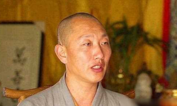 一和尚开着豪车，带孕妇和孩子到医院生孩子，医生问：父亲是谁？和尚双手合十：是我。