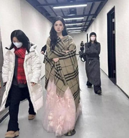 张婧仪踏入演艺圈后，凭借灵动演技崭露头角。近期亮相，让人切实感受到“头包脸”在她