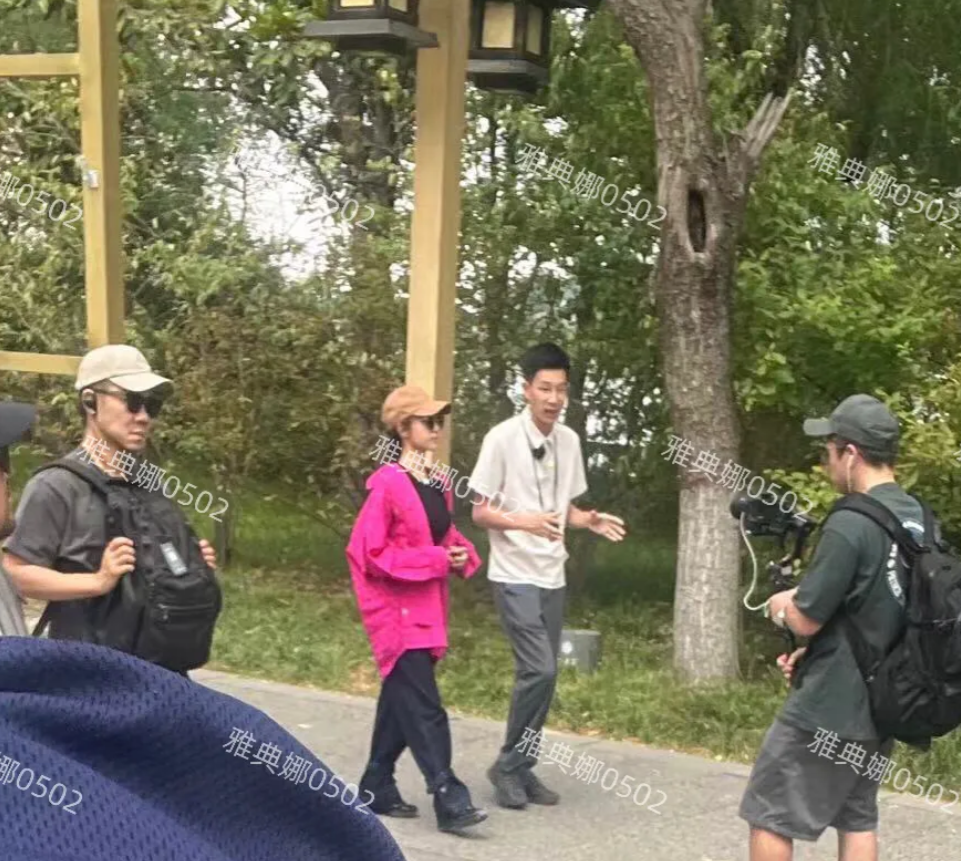 洛阳龙门石窟偶遇蔡依林，本人好矮啊，目测只有1米5小小一只，在人群中很不起眼！