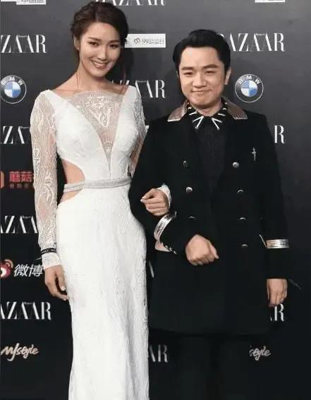 在庆祝结婚10周年这个特殊的节点，王祖蓝和李亚男没有选择奢华的庆祝方式，而是走进