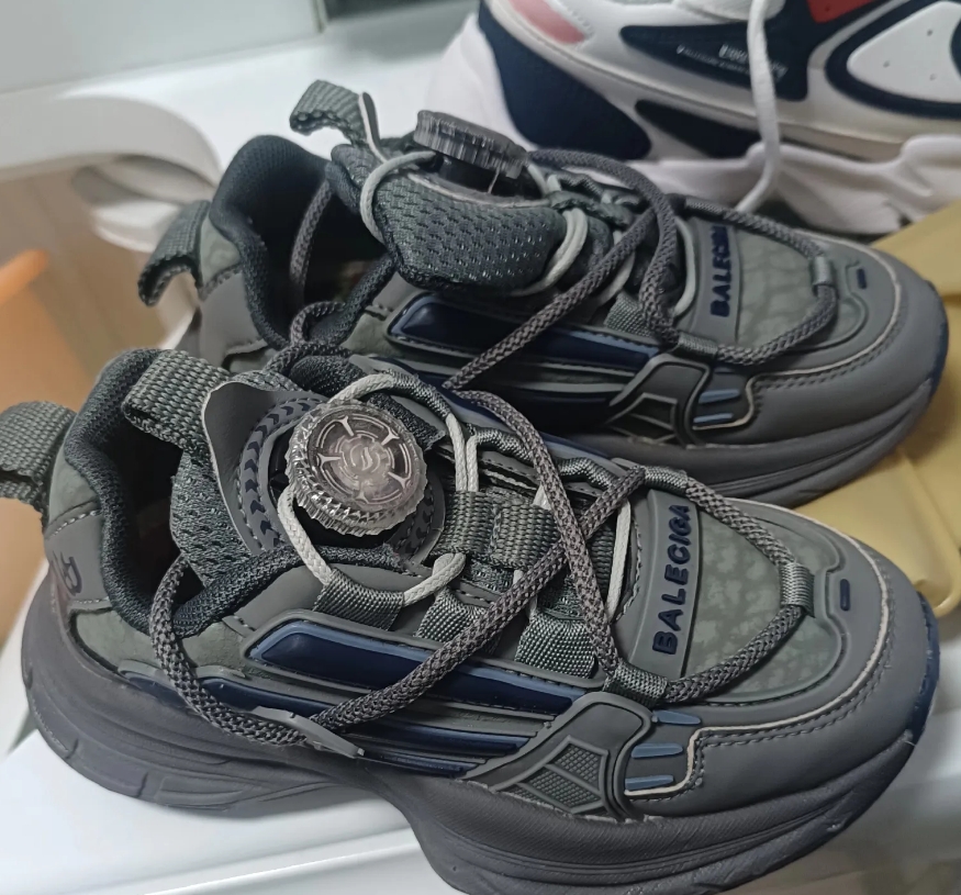 过年一定要买新衣服吗？我这两天一直在纠结过年到底要不要再给儿子买一双新鞋。入秋的