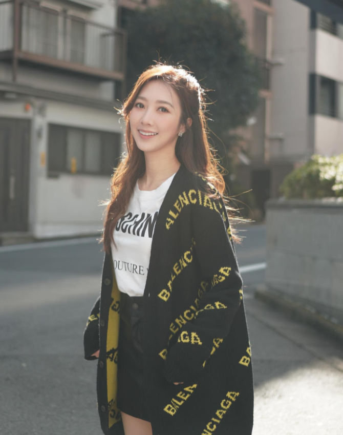 她目前是香港TVB顶级美女，曾经也是香港小姐，可惜在内地一直知名度都不高