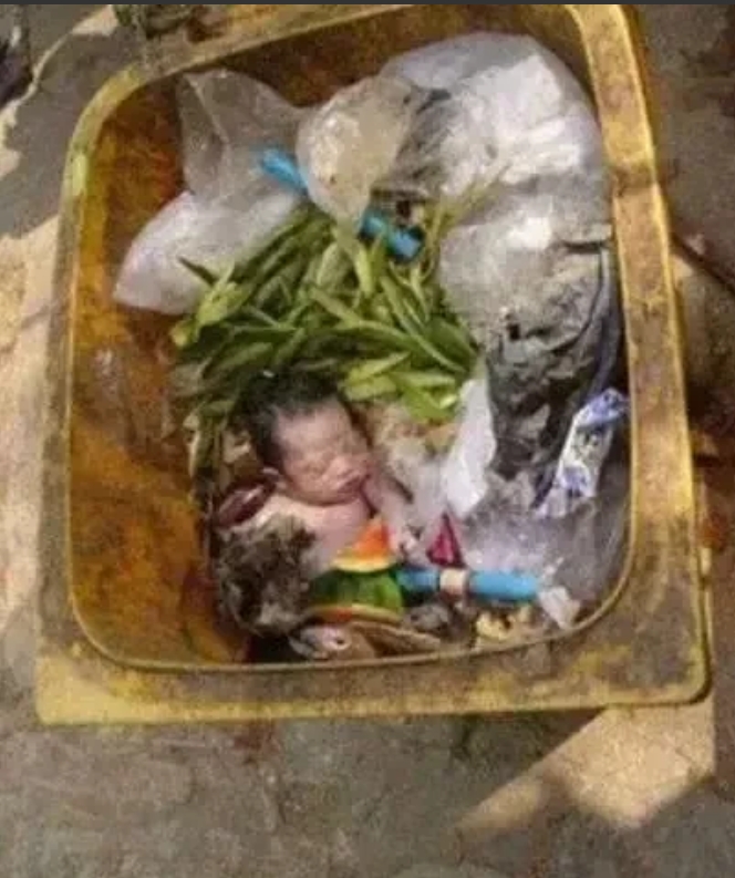 近日，武汉汉口学院一对情侣在生活区二楼厕所将孩子生出后，连脐带都没剪直接扔垃圾桶