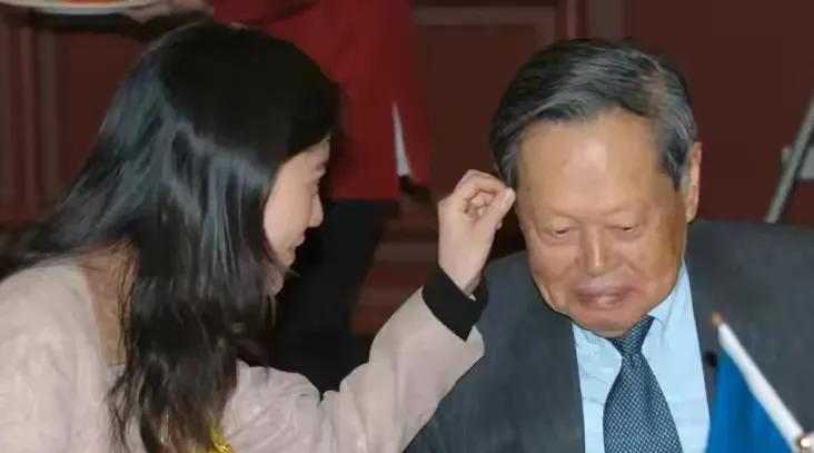 杨先生一边看书，一边听翁帆弹琴，遇到自己喜欢的曲子，他还会跟着妻子的琴声唱几句！