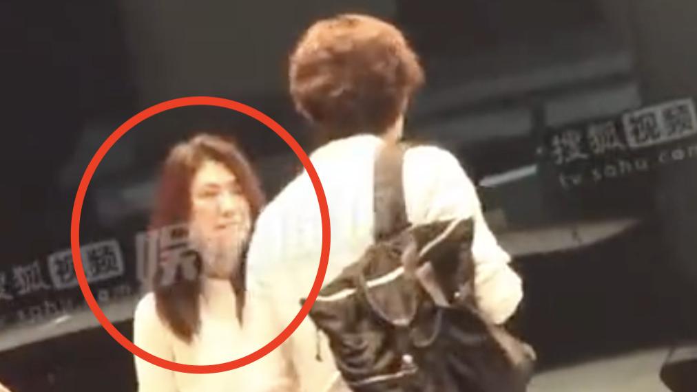 49岁钟汉良疑携隐婚妻子聚餐，穿情侣装一同回酒店，女方正脸曝光