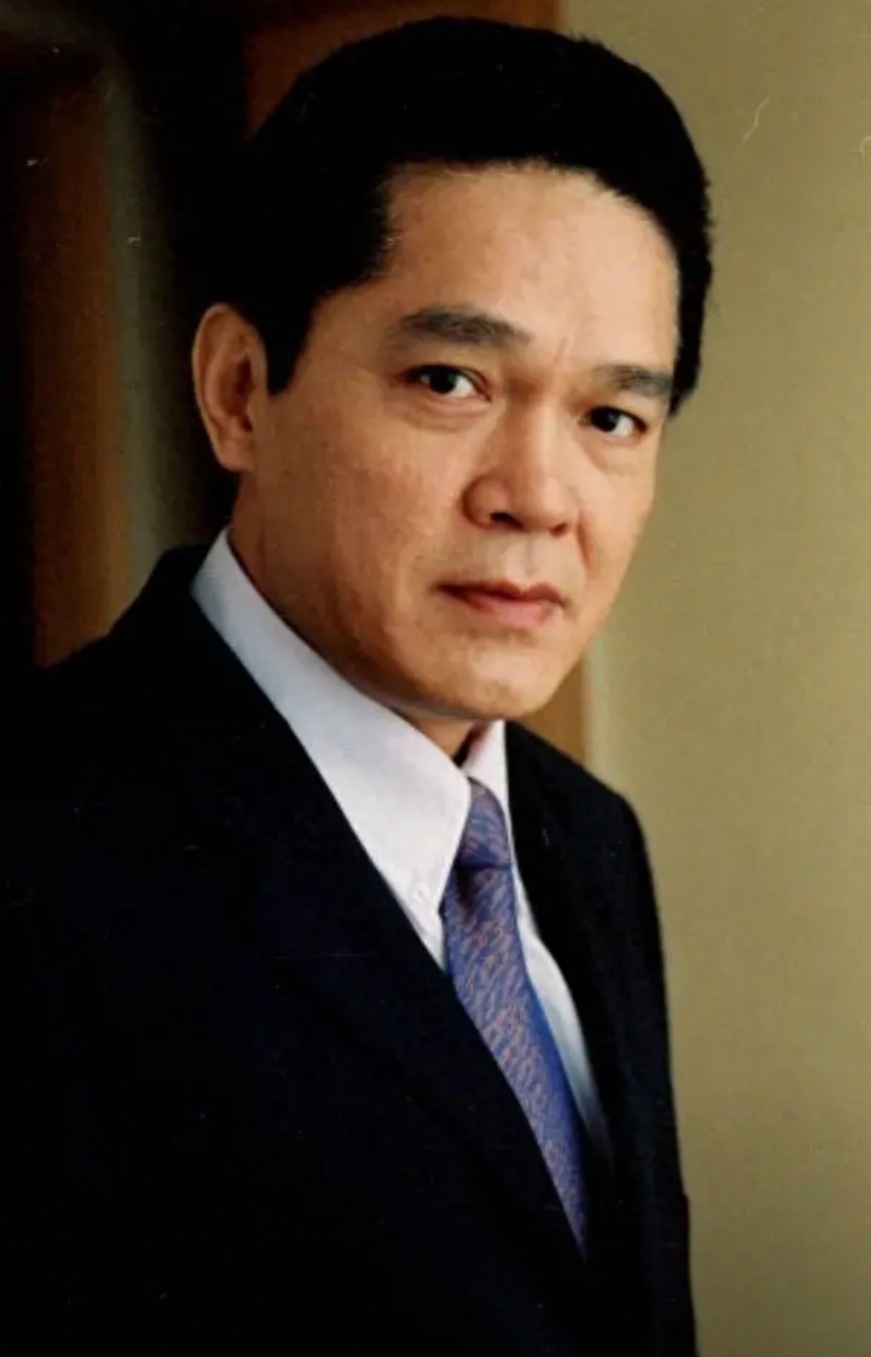 申军谊家庭关系大曝光：

父母：出生于军人家庭，父亲是军队干部，因父亲工作调动，