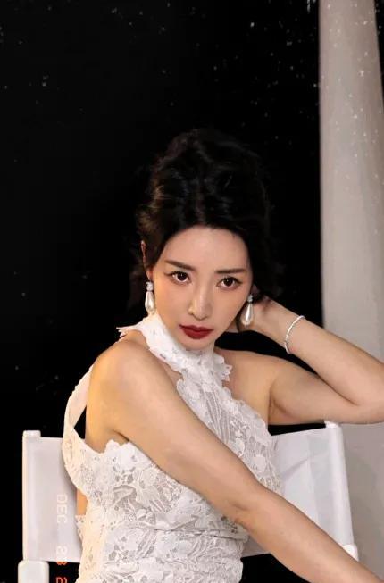 网友们沸腾了：
