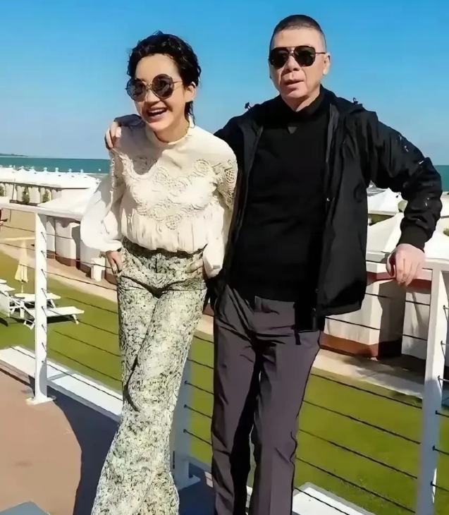 55岁的许晴，身材依旧苗条，笑容迷人，保养得真好，完全看不出岁月的痕迹。冯小刚搂