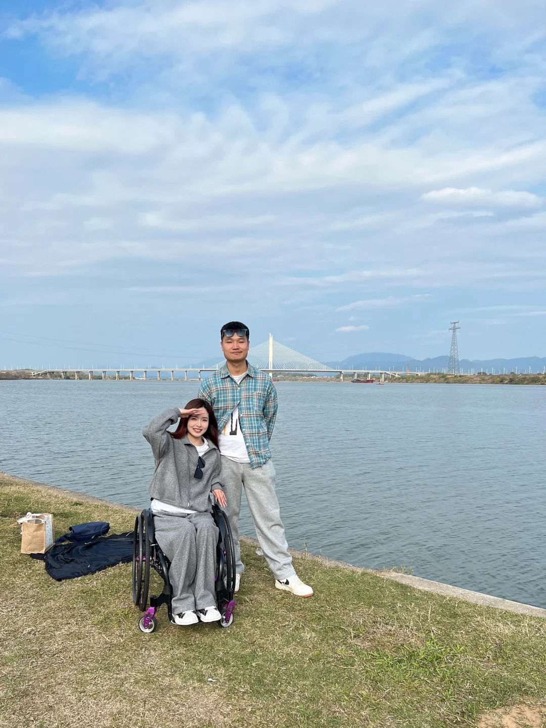 请万能的网友可以帮我把弟弟p掉吗😂
地上的衣服最好也p掉 哈哈 我真的不会