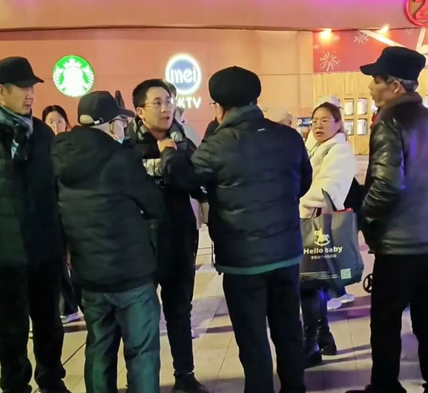 讹人讹上瘾了？陕西渭南，一大爷路边捡到手机，失主拿50元当感谢费，怎料，大爷却死