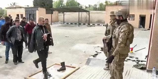 叙利亚前武装人员响应政府号召，在指定的地点，交出武器，逐一登记造册，成为手无寸铁