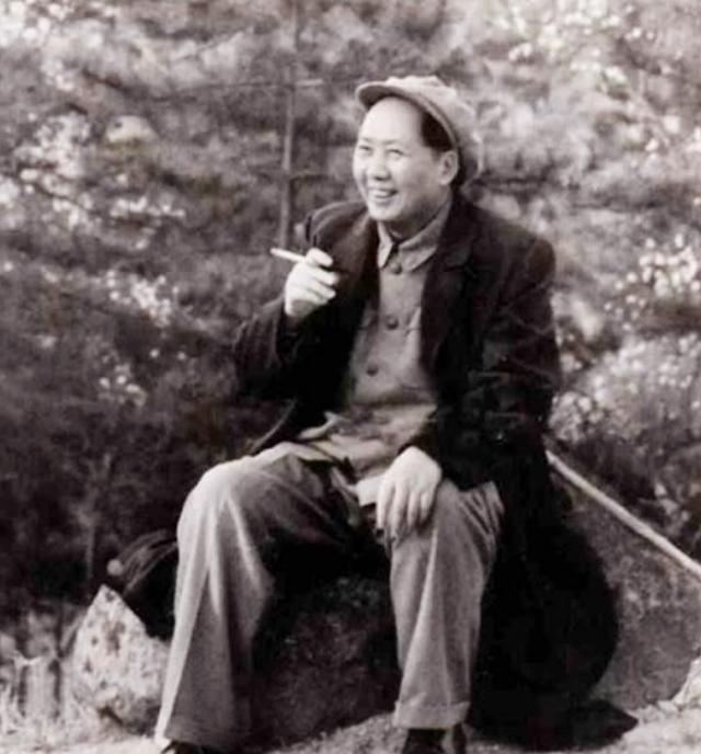 毛泽东与陈毅泳池边谈戒烟，引领健康风尚