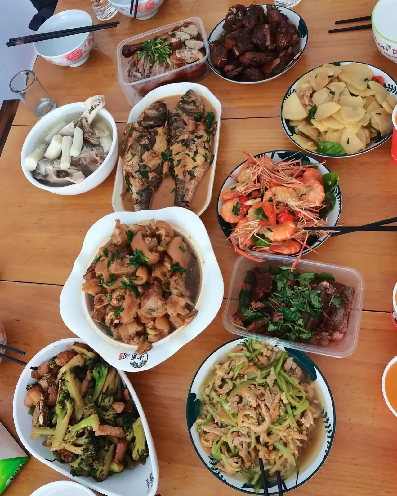 弟弟昨天把他女朋友带回来了，没想到家里人看到后都不同意！
我弟弟今年28岁了，一