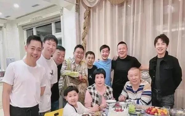 郭德纲一向以懂规矩著称，但在一次场合中却引发了争议：明明是哥哥们站着，小弟弟却坐