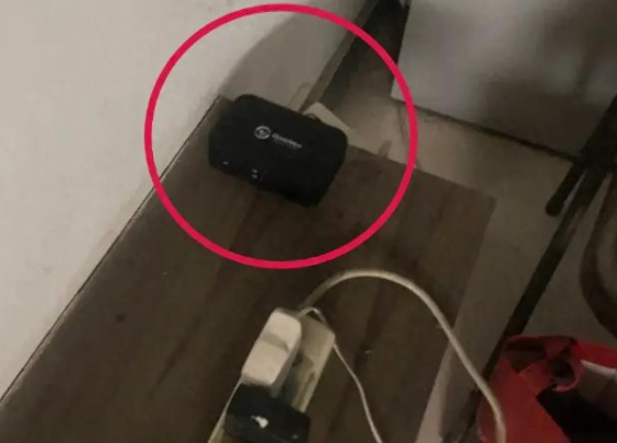 谁家还有这种黑盒子快拆了！浙江一小伙借着反诈的名义，往一个老人家里装了一个“黑盒