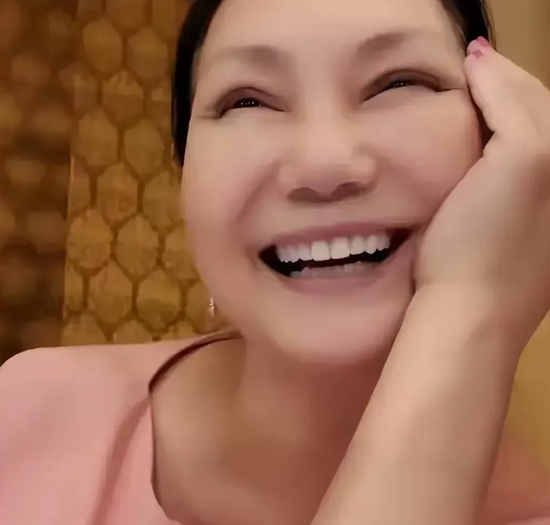 大S头七刚过，妈妈就把头像换成了一个大笑脸，好多网友表示不理解，这真的是把悲伤留