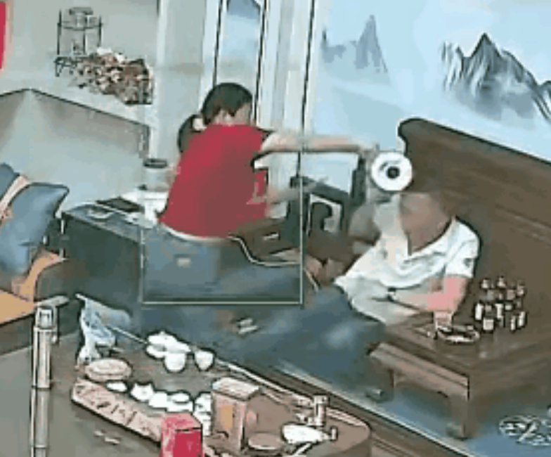 近日，一则“女子烧开水泼丈夫”的新闻震惊了社会，但更令人咋舌的是该女子对弟弟的“