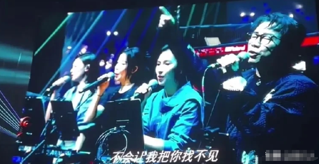 笑死，郝蕾人间十年无人知，刀郎一声昭天下！演唱会上刀郎说了句：好累。然后手一指，