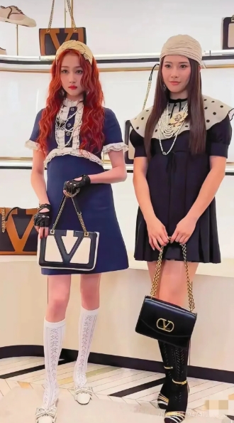 嘿，你们知道不？关晓彤和吴艳妮一起参加活动啦！
这俩人可都是 1997 年出生的