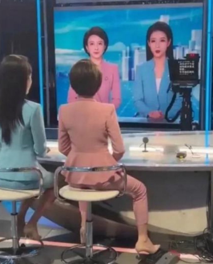 以前，我特别崇拜播音员，觉得她们过目不忘的本事厉害，可今天我看了这两张照片后却不
