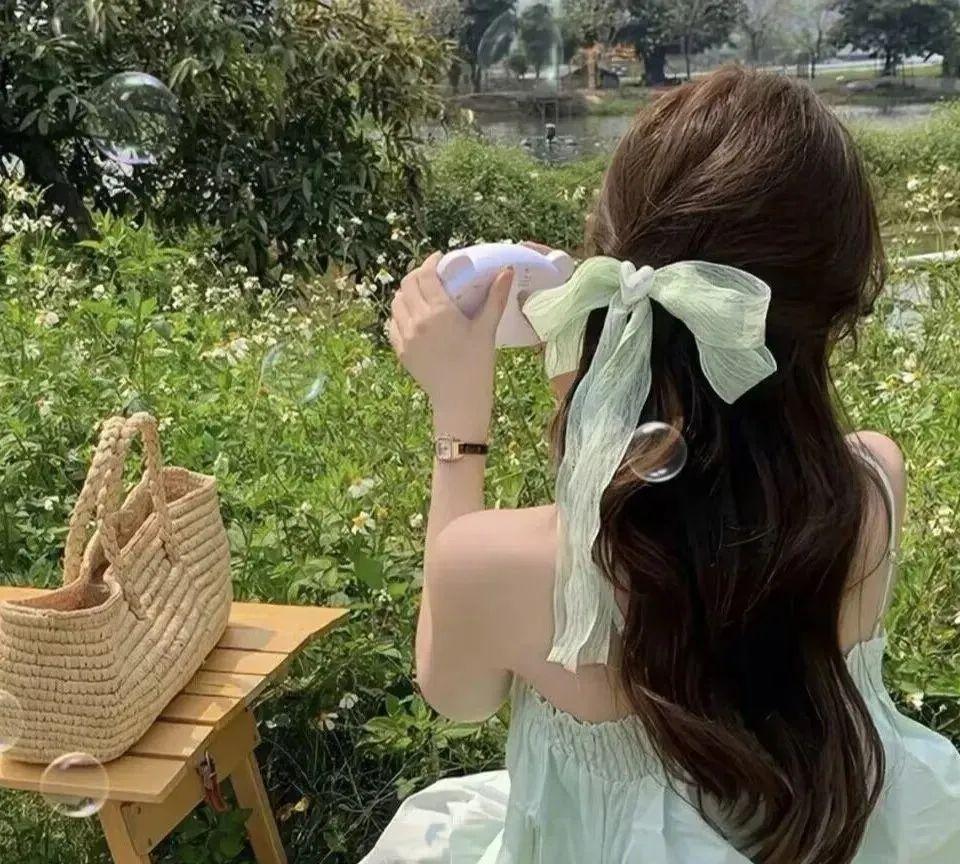 什么叫人情世故：
1.向上不聊穷，向下不聊富。
2.能力、圈层都远超你的人，不去