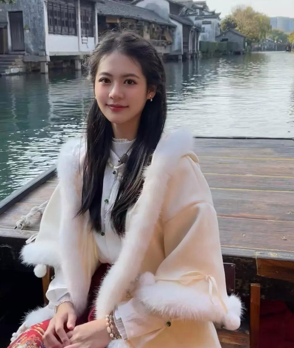 翁虹的女儿小水晶应该是唯一美貌超过妈妈的星二代吧？

12月30日，翁虹分享母女