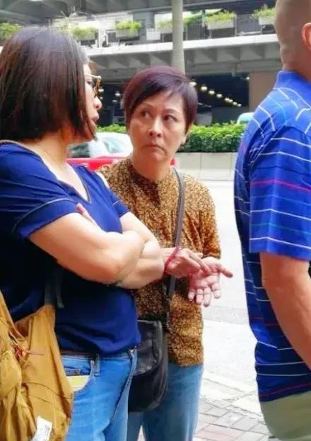 你还记得TVB那位超级女明星吗？她以前超美的，现在却变成了大妈。

想当年八十年