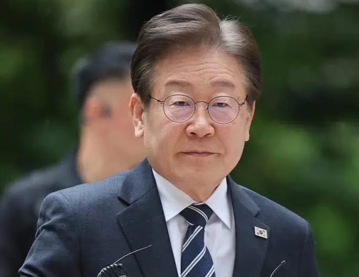 在韩国共同民主党最高委员会会议结束后举行的记者会上，李在明说：“我将辞去共同民主