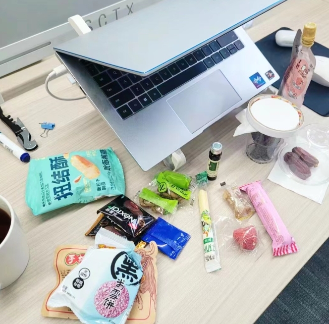 新的女员工，每天都会带不少零食，但是她喜欢吃独食，每次吃零食，从来不给周围的同事