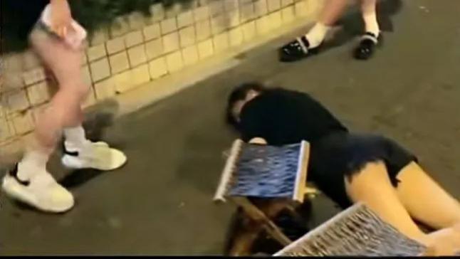 太危险了，大美女喝醉酒，深夜一人躺在大街上，网友直言，不怕被捡走吗？