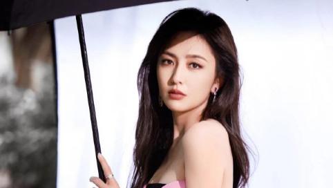 佟丽娅简直是清丽绝伦，生图一照就让人心动，真美女果然自带光环！