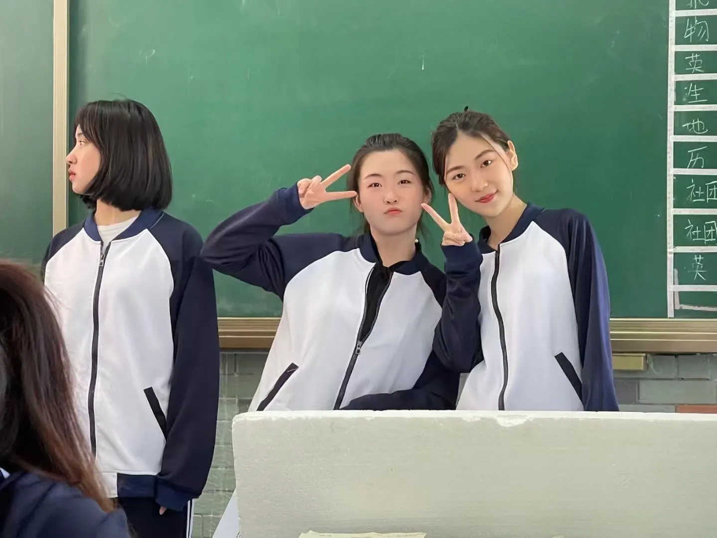 翻到了之前的高中照片，突然想到今天是高考第一天，祝高考考生们考试顺利，金榜题名！