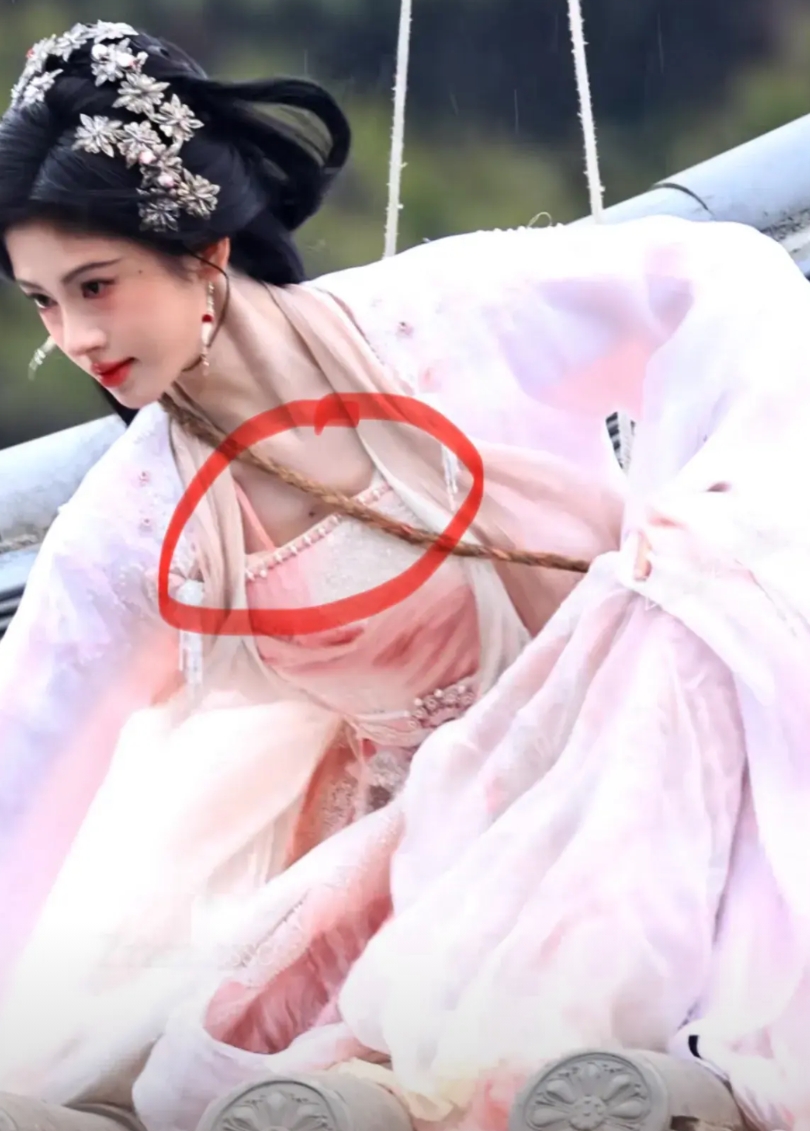 鞠婧祎看到自己这几张照片后，估计得焦虑到半夜就起来化妆了！

一直以为她天生冷白