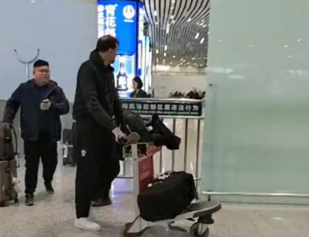 广东队顺利飞抵广州白云机场，明晚主场迎战天津队！

广东队已顺利从沈阳桃仙机场飞