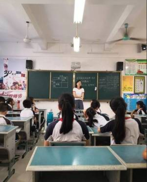 长大后你会发现那些好好教书育人及品格好愿意付出的老师后辈很多都有福，教书育人会有