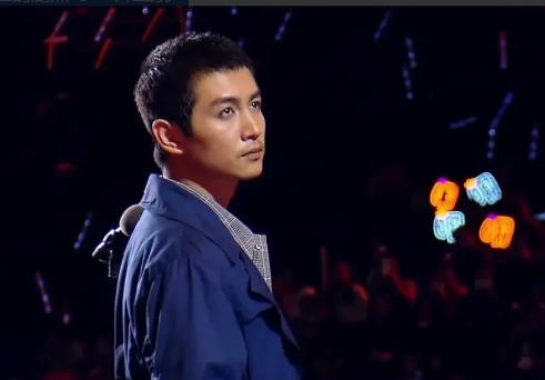 这张图片让人心里发毛，他的眼神和表情，像是看见了仇人。
你以为这是影视剧里的剧照