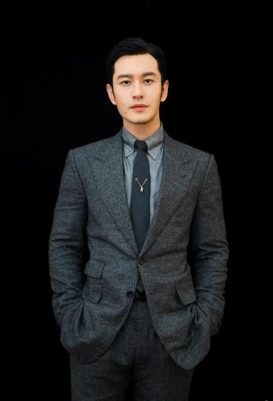 黄晓明坐高铁被偶遇，与素人合影瘦了不少。
 
秃头也正常，很多男的都秃头，也不是