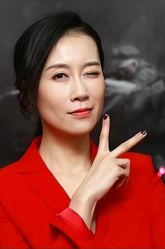 演员温峥嵘提到了一个趣事，她说和何政军合作过很多次，搞笑的是，何政军的媳妇还说过