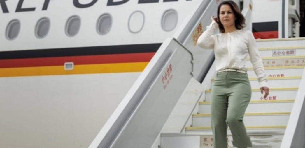 德国外长贝尔伯克女士，在国际外交舞台上，那可是出了名的“耿直”。巴西之行，她得罪