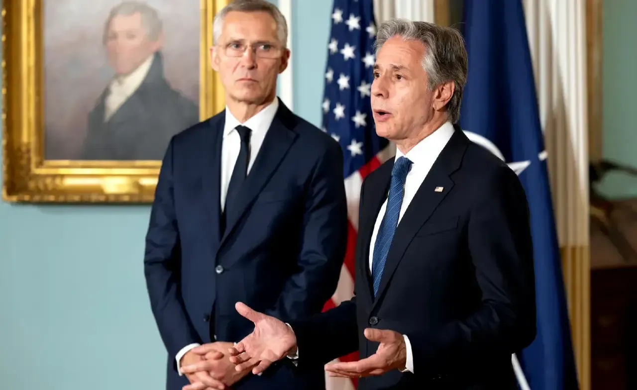 美国国务卿布林肯与北约秘书长斯托尔滕贝格在会谈前，试图为北约的存在涂上一层光鲜的