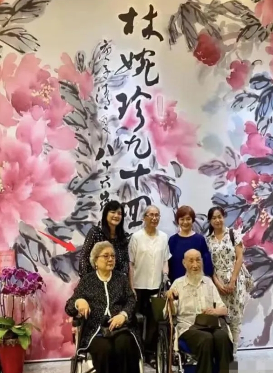 原配林婉珍，今年94岁了，比琼瑶平鑫涛夫妇俩都高寿，身体康健，没有大毛病，守得云
