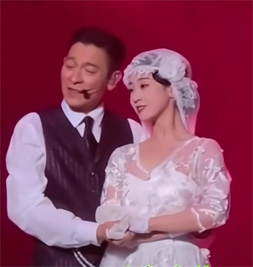 天王魅力下，伴舞女孩的幸福瞬间