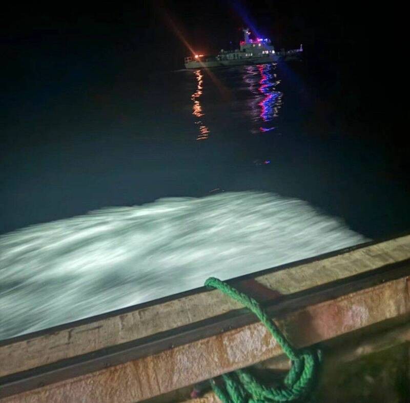台媒称大陆海警驱逐30艘台渔船，还喊话“你不要命了”，岛内专家呼吁“武装护渔”
