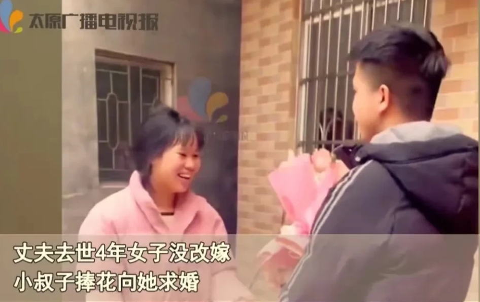 湖南，丈夫去世4年，女子坚持不改嫁！而小叔子突然捧着鲜花向女子求婚，让女子满脸害