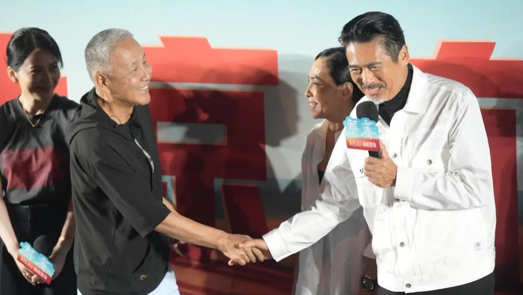 老江湖周润发弯腰鞠躬握手细节，背后深意曝光，网友：这才是大师风范！