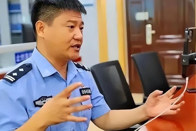 辞去公职当网红。反诈老陈后悔：看不起现在的自己！
 
难道他不知道他之所以吃香是