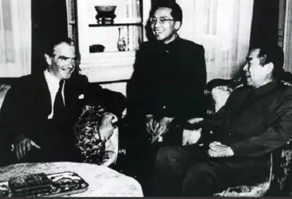 1954年，周总理宴请卓别林，卓别林指着桌子上的茅台道：“能送我一瓶吗？”周总理