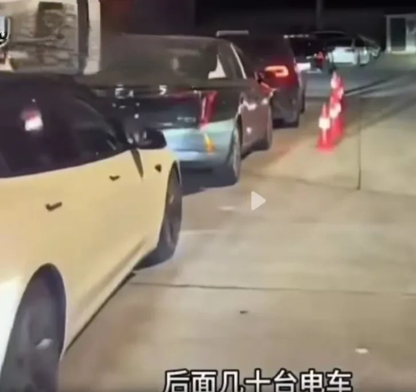 神吹牛逼太害人！为什么电动车主再次被害惨了？
最近，在自驾返乡的车流中，电动车主