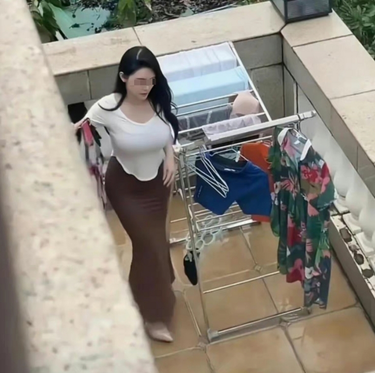 毁三观！四川南充，男子在阳台修空调时，意外发现美貌女邻居出轨。他用手机拍下证据发