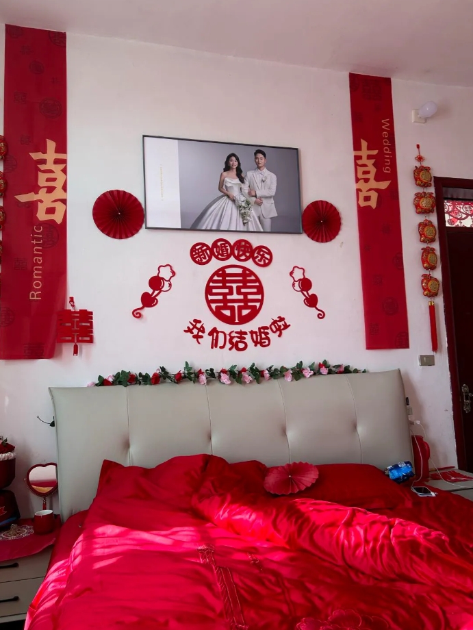 哪里的说法床头不能挂结婚照？
